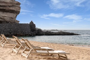 On the beach, free beach shuttle, sun loungers, beach umbrellas