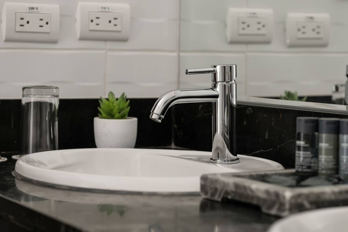 standard double twin room | bathroom | shower, hair dryer, towels