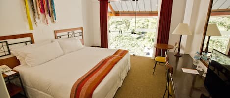 Ropa de cama hipoalergénica y caja de seguridad en la habitación