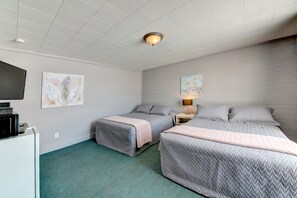 Comfort Room, 2 Double Beds | 1 bedroom, Egyptian cotton sheets, Select Comfort beds, desk - Motel Express (Saint-Antonin)