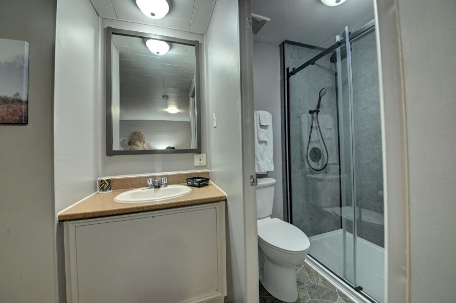 Een bad/douchecombinatie, gratis toiletartikelen, een haardroger