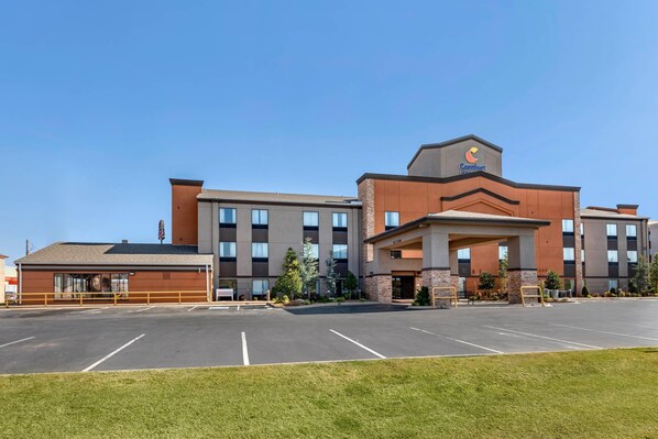 A hotel with a central entrance, multiple floors, and a parking lot. - Comfort Inn & Suites Pauls Valley - City Lake (Pauls Valley)
