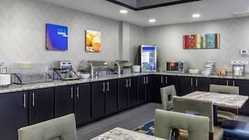 Café da manhã completo grátis todos os dias
