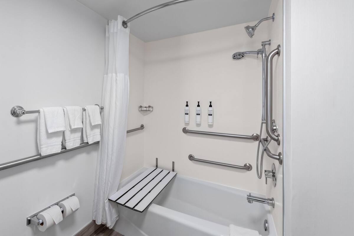 Habitación, 2 camas Queen size | Baño | Tina con regadera, amenidades de baño gratuitas, secadora de cabello 