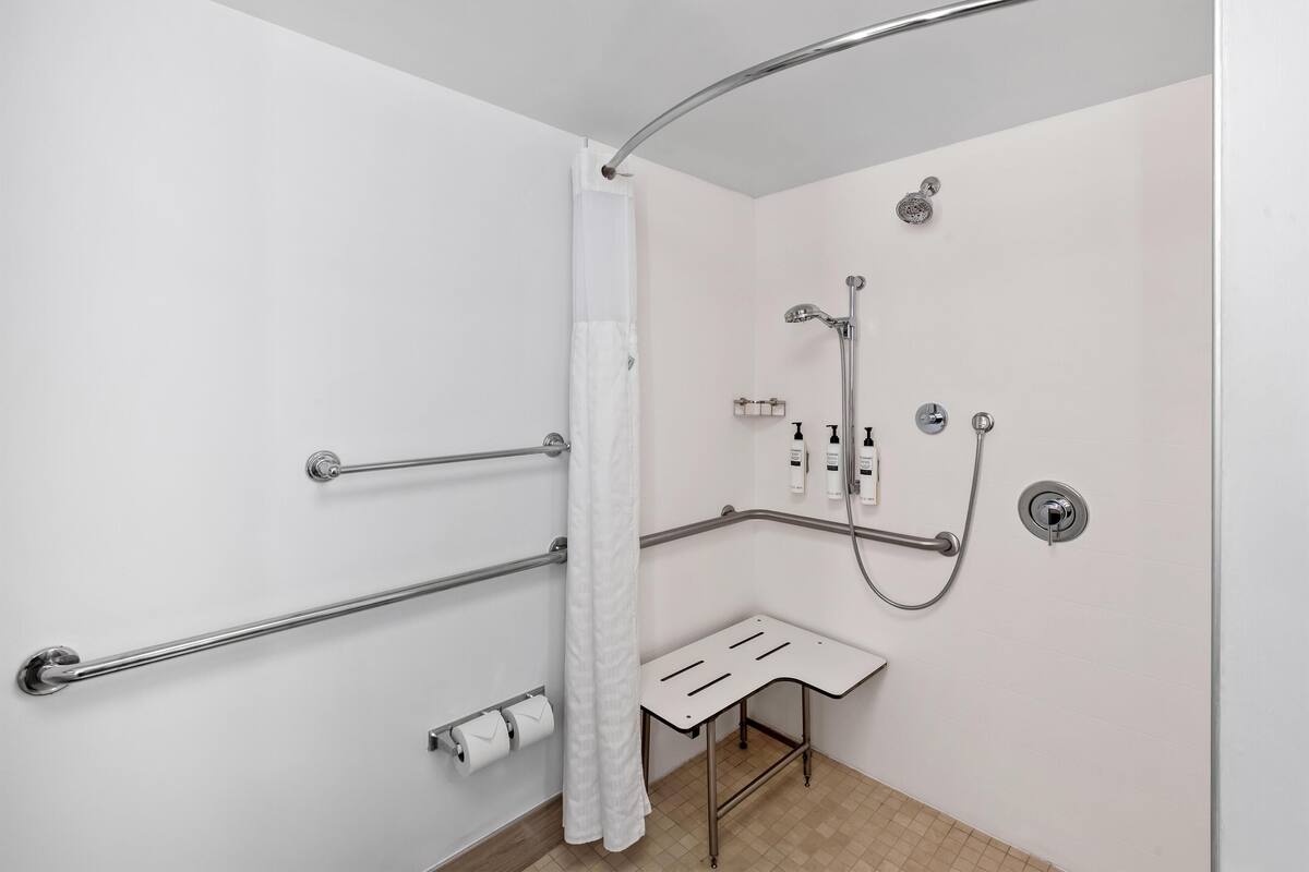 Room, 1 King Bed, Accessible, Bathtub | Regadera en el baño