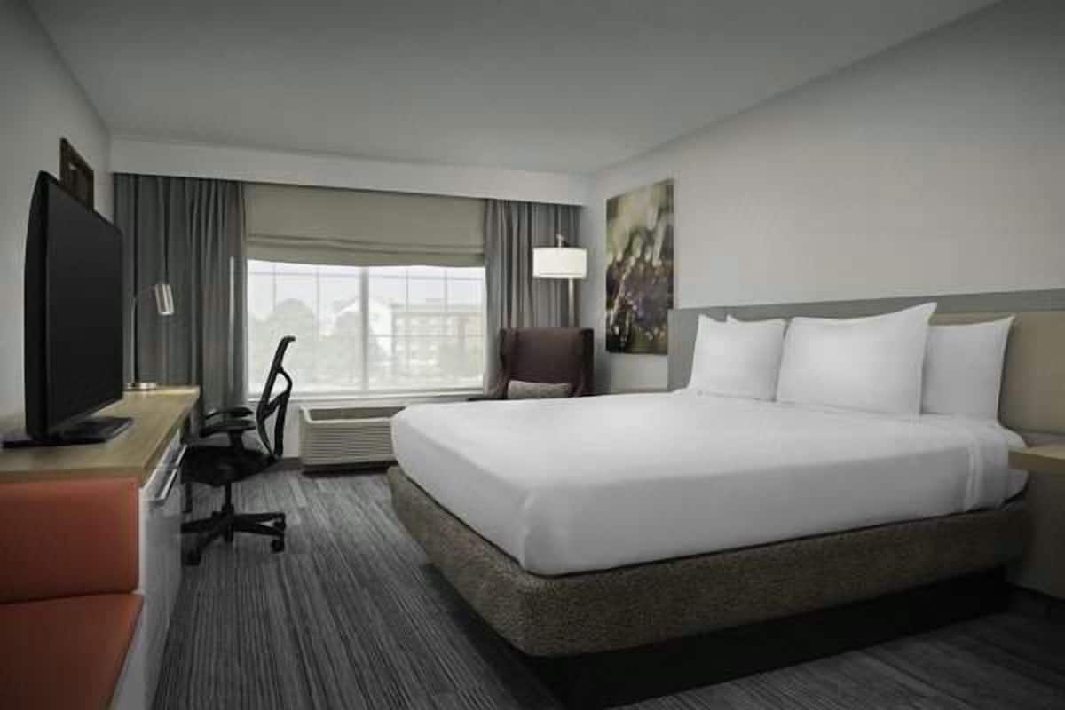 Premium bedding, minibar, desk, laptop workspace