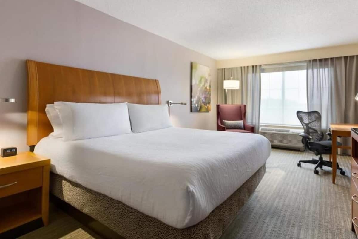Premium bedding, minibar, desk, laptop workspace