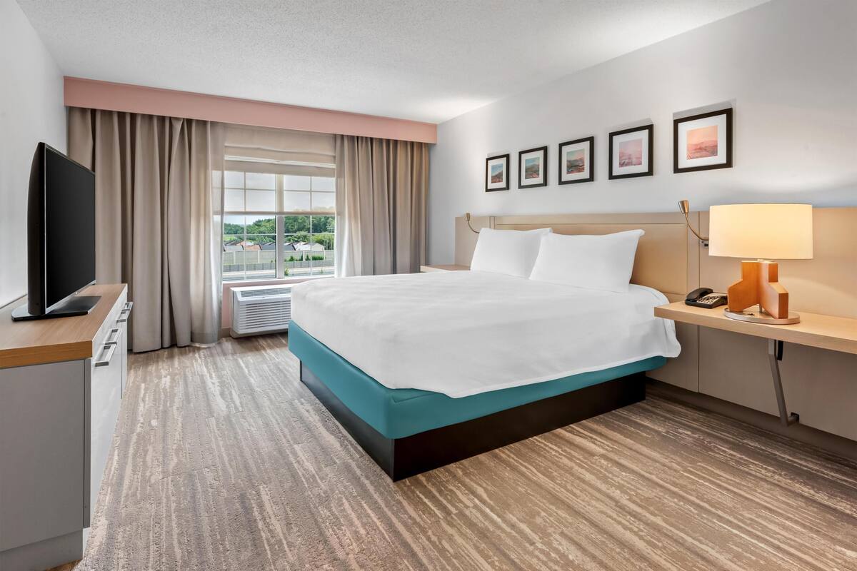 Deluxe Suite, 1 King Bed with Sofa Bed, Whirlpool | Ropa de cama de alta calidad, minibar y escritorio 