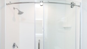 バスアメニティ (無料)、ヘアドライヤー、タオル