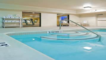 Inomhuspool och solstolar