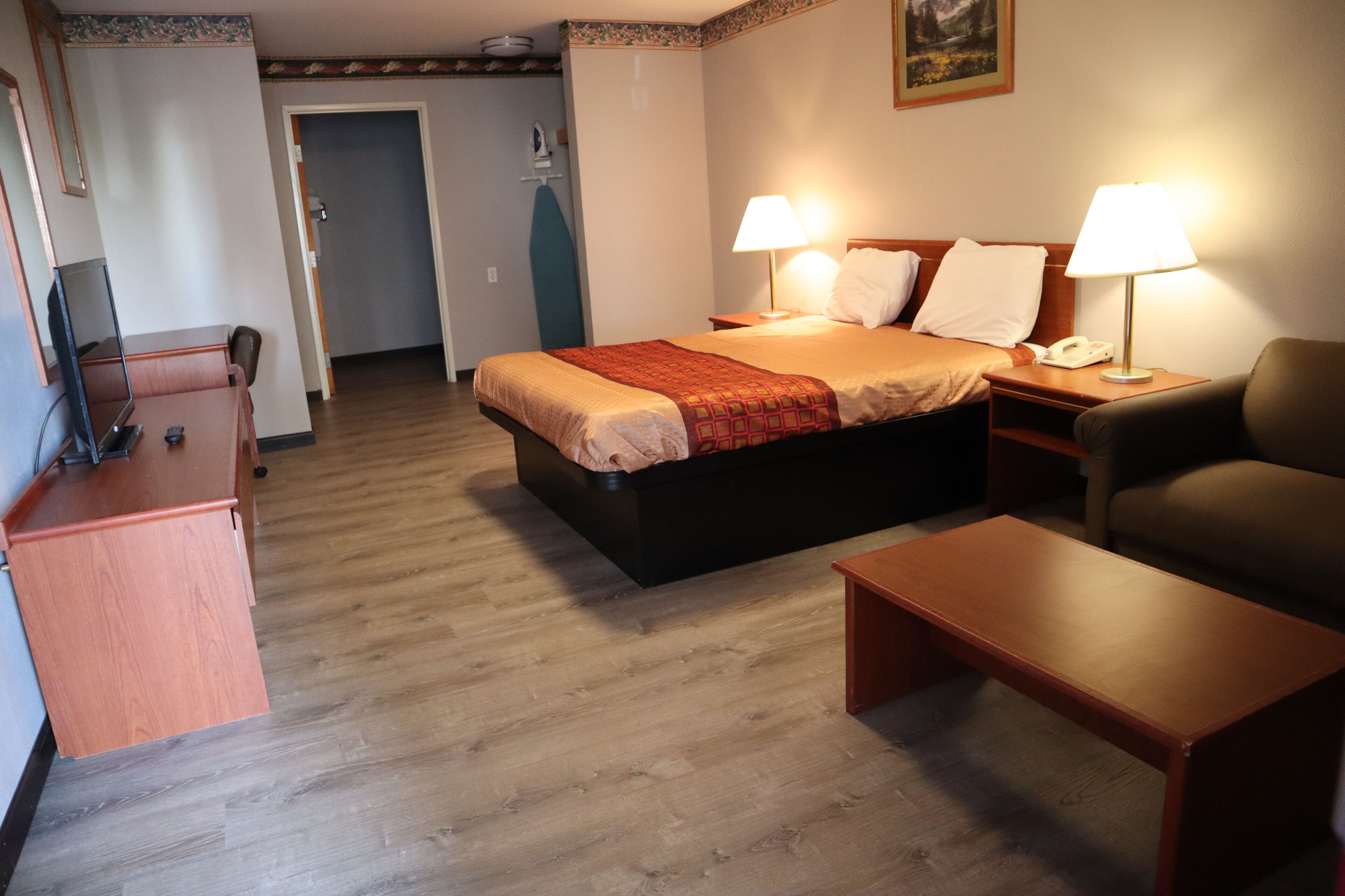 Chambre Standard, 1 grand lit | Bureau, fer et planche à repasser, Wi-Fi gratuit, draps fournis