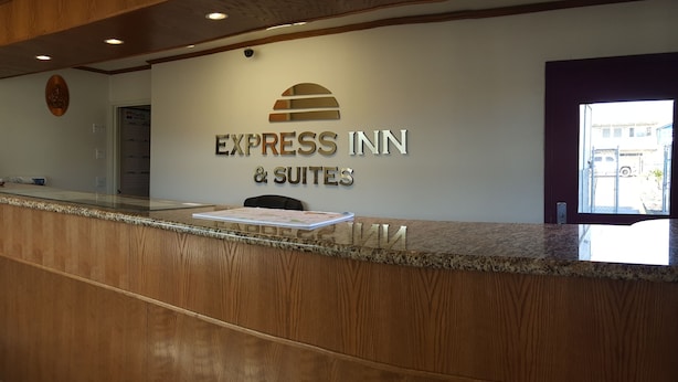 Un mostrador de recepción con un cartel de Express Inn & Suites.