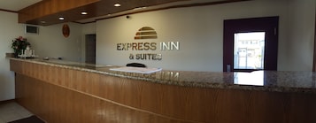Un mostrador de recepción con un cartel de Express Inn & Suites.