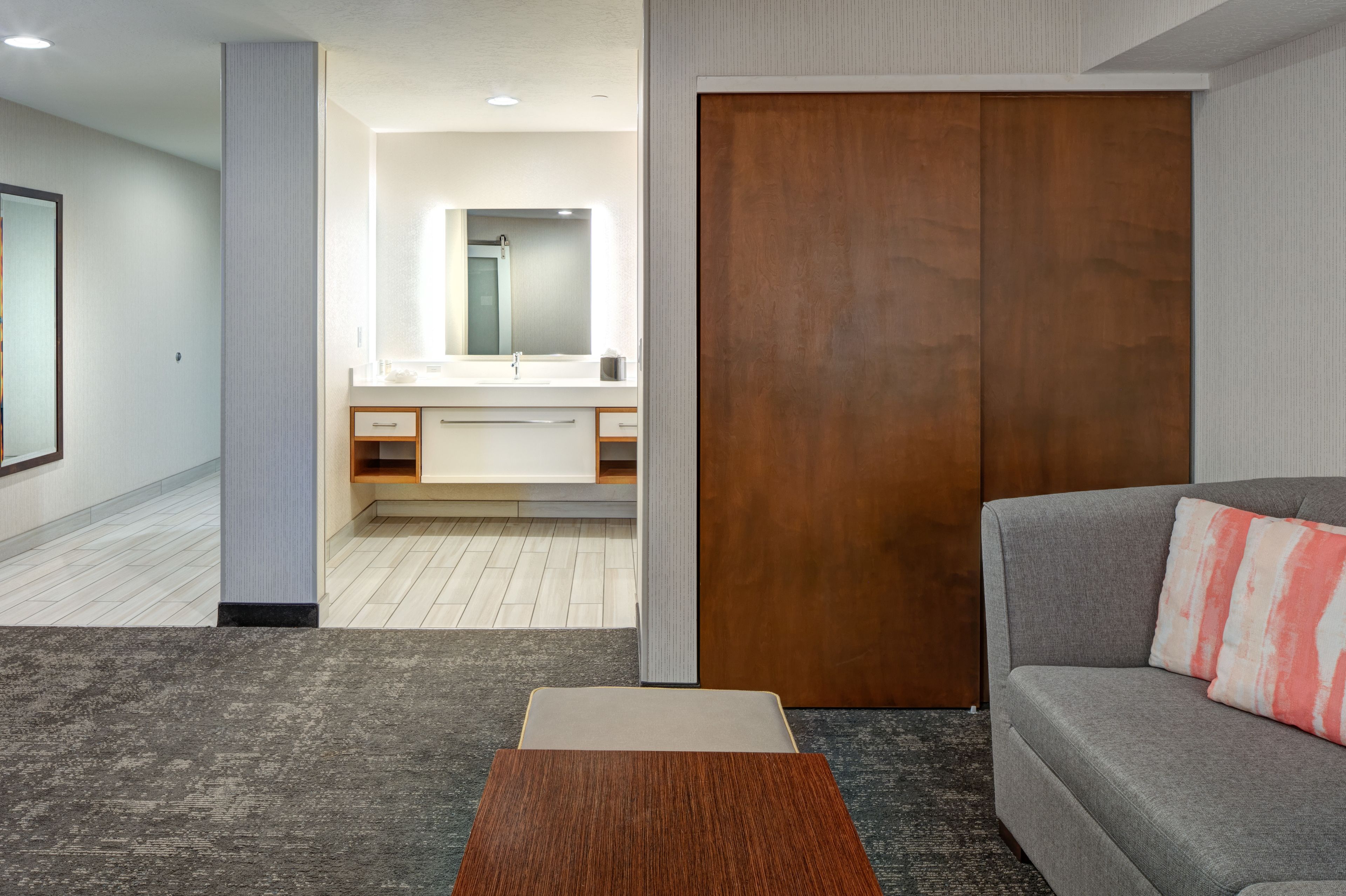 房內夾萬、書桌、熨斗/熨衫板、免費嬰兒床