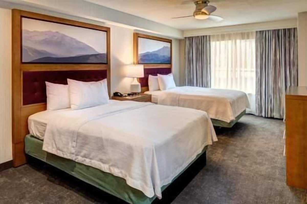 客房内保险箱、办公桌、熨斗/熨衣板、免费婴儿床