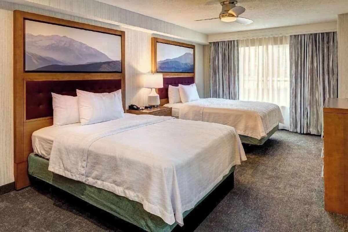 客房内保险箱、办公桌、熨斗/熨衣板、免费婴儿床