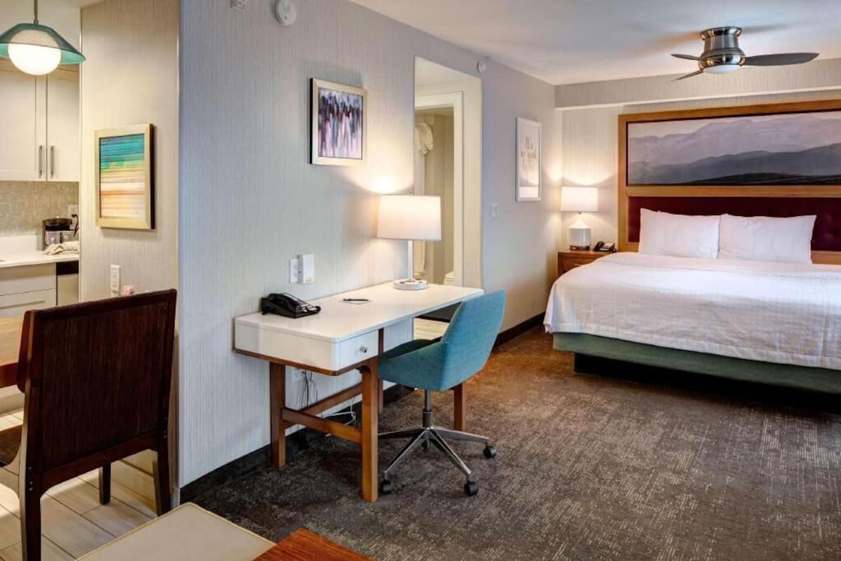 客房内保险箱、办公桌、熨斗/熨衣板、免费婴儿床