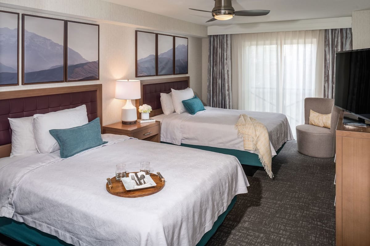 客房内保险箱、办公桌、熨斗/熨衣板、免费婴儿床