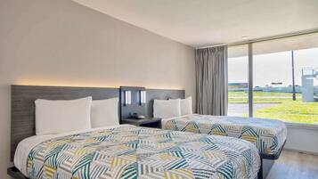 Escritorio, espacio para trabajar con un portátil, cortinas opacas