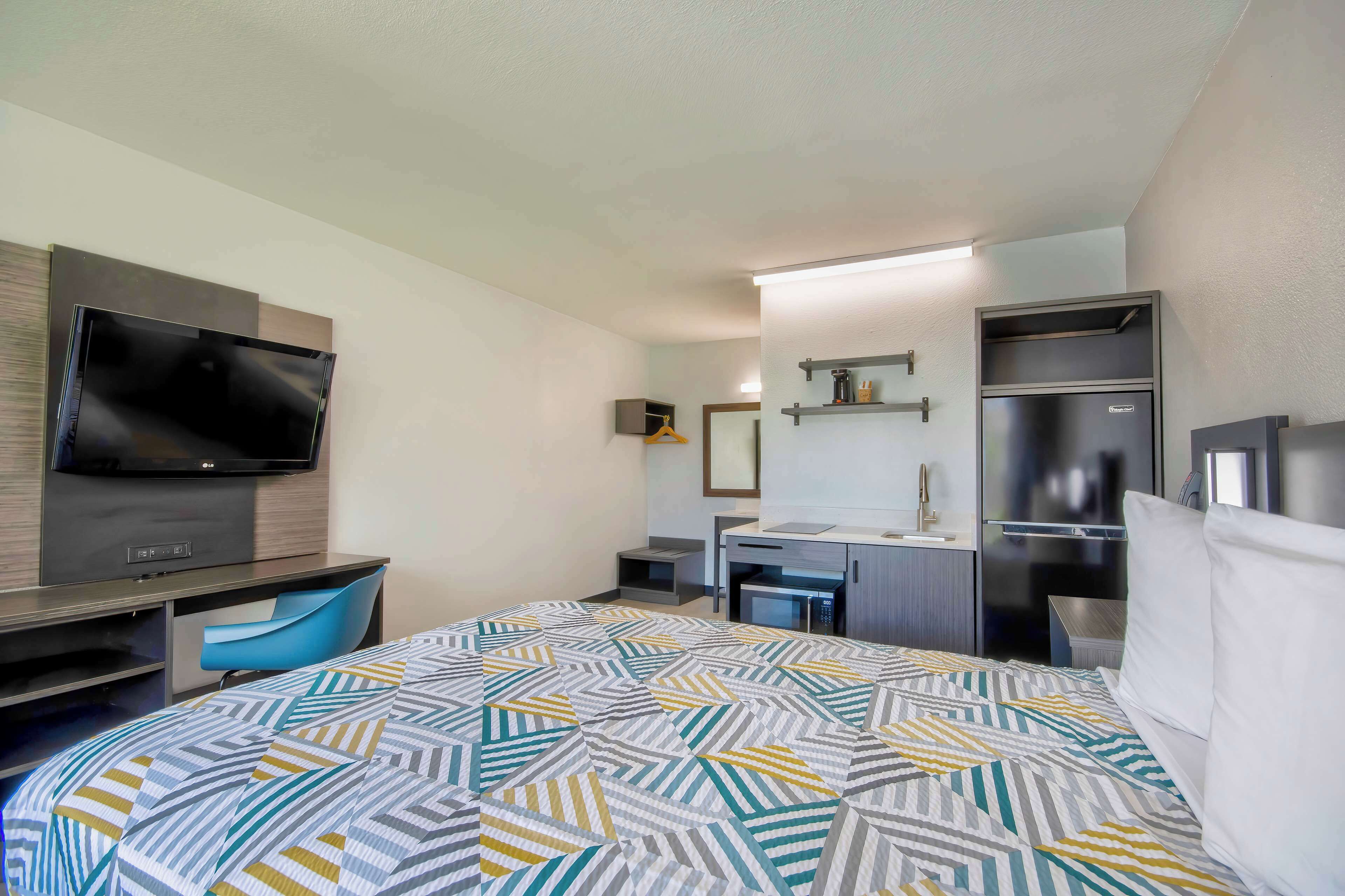 办公桌、笔记本电脑工作区、遮光窗帘、熨斗/熨衣板