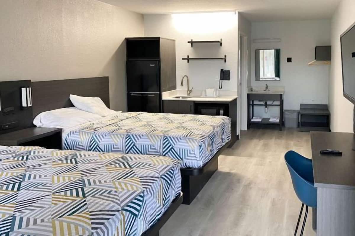 Työpöytä, kannettavalle tietokoneelle sopiva työtila, pimennysverhot