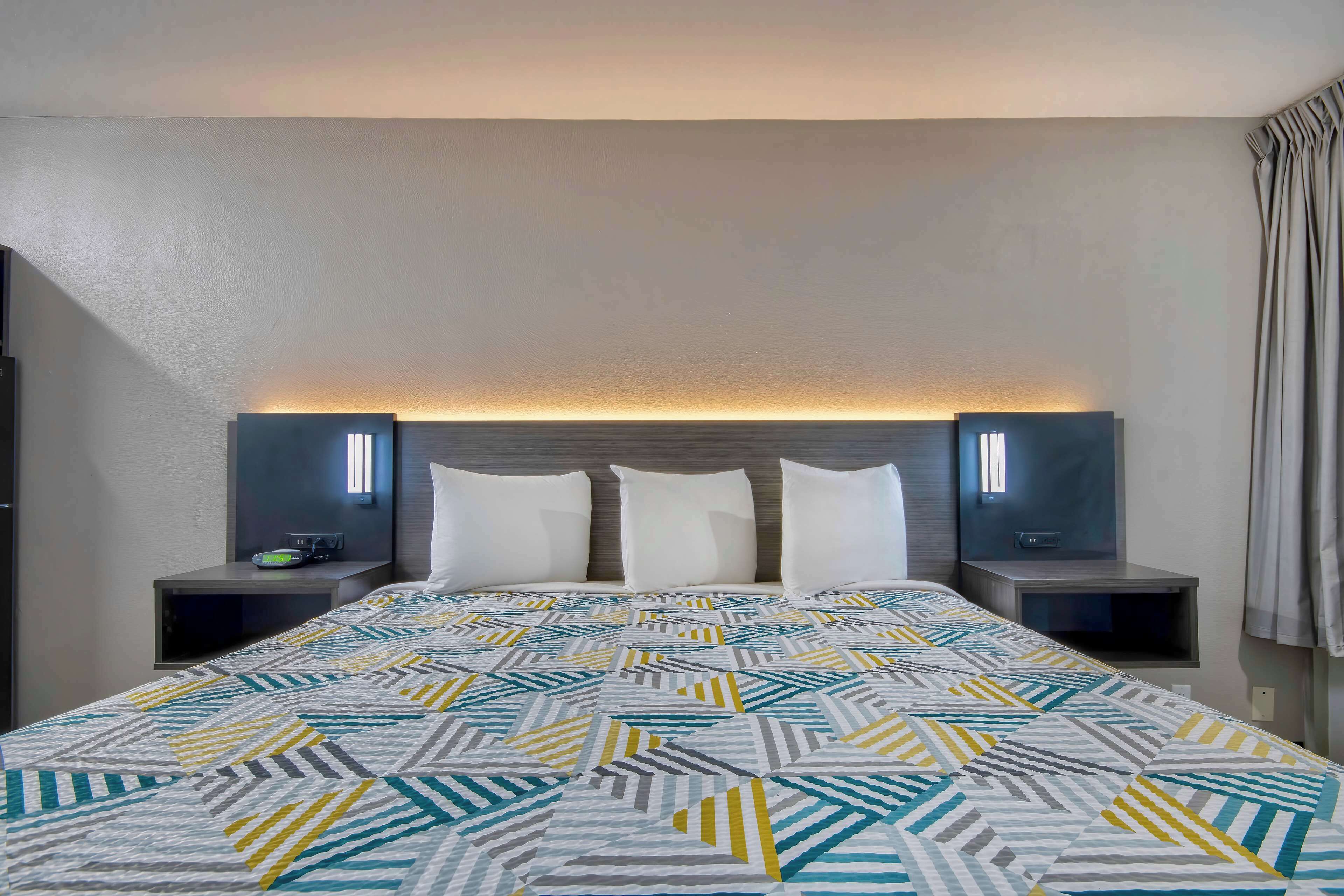 書桌、筆電工作空間、遮光布/窗簾、熨斗/熨衣板