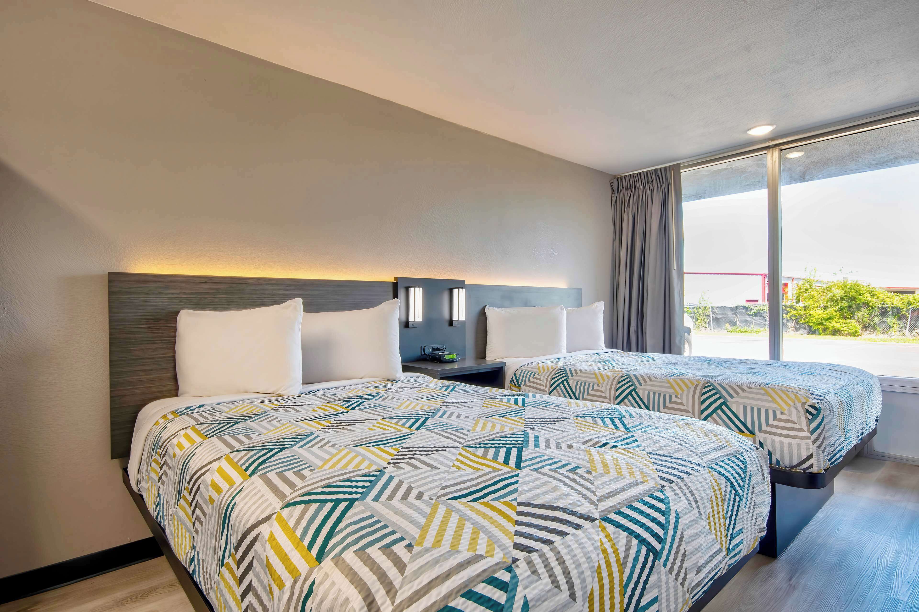 Schreibtisch, laptopgeeigneter Arbeitsplatz, Verdunkelungsvorhänge