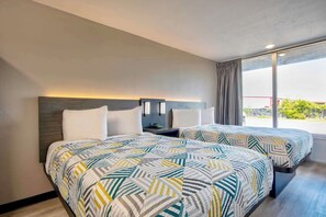 مكتب ومساحة عمل للكمبيوتر المحمول وستائر تعتيم ومكواة/لوح كي