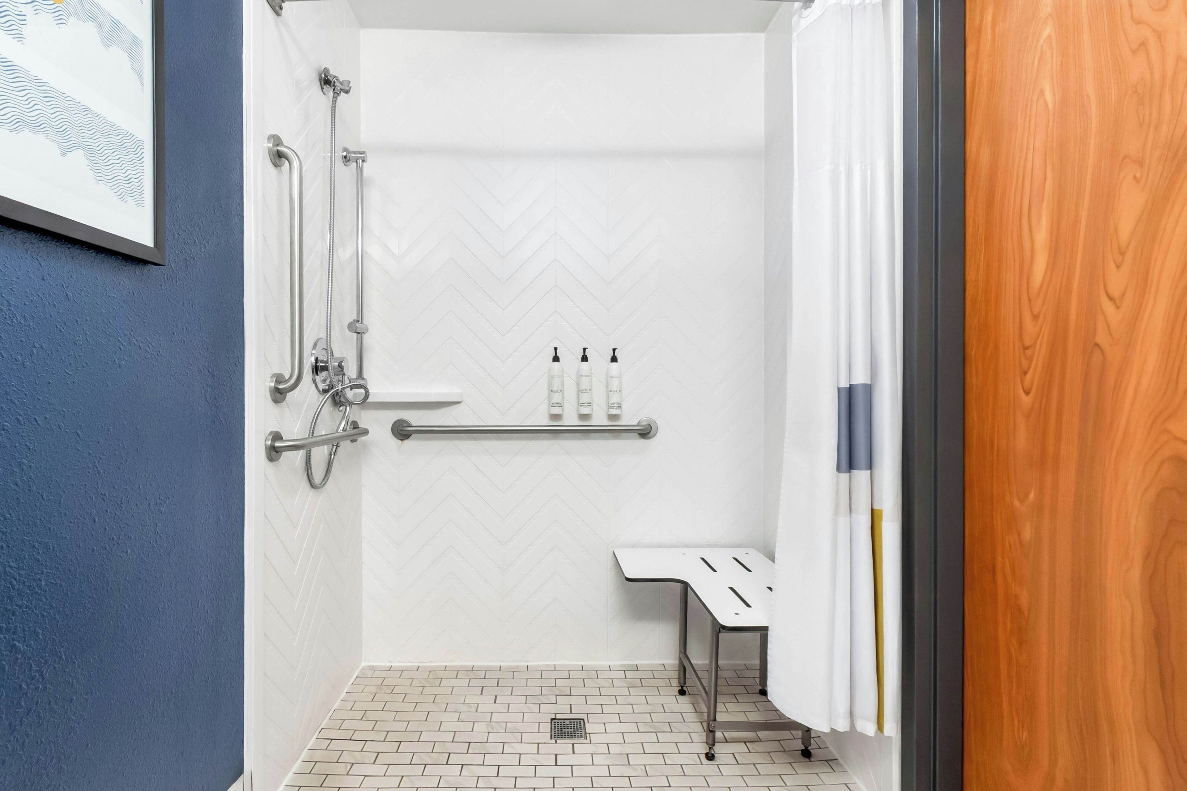 Un baño moderno con ducha, inodoro y lavabo.