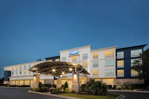 Hotellissa on katettu sisäänkäynti, useita kerroksia ja kyltti, josta ilmenee, että se on Marriott-hotelli.