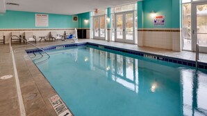Ein Hallenbad mit klarem Wasser, Tiefenlinien und Sicherheitshinweisen.