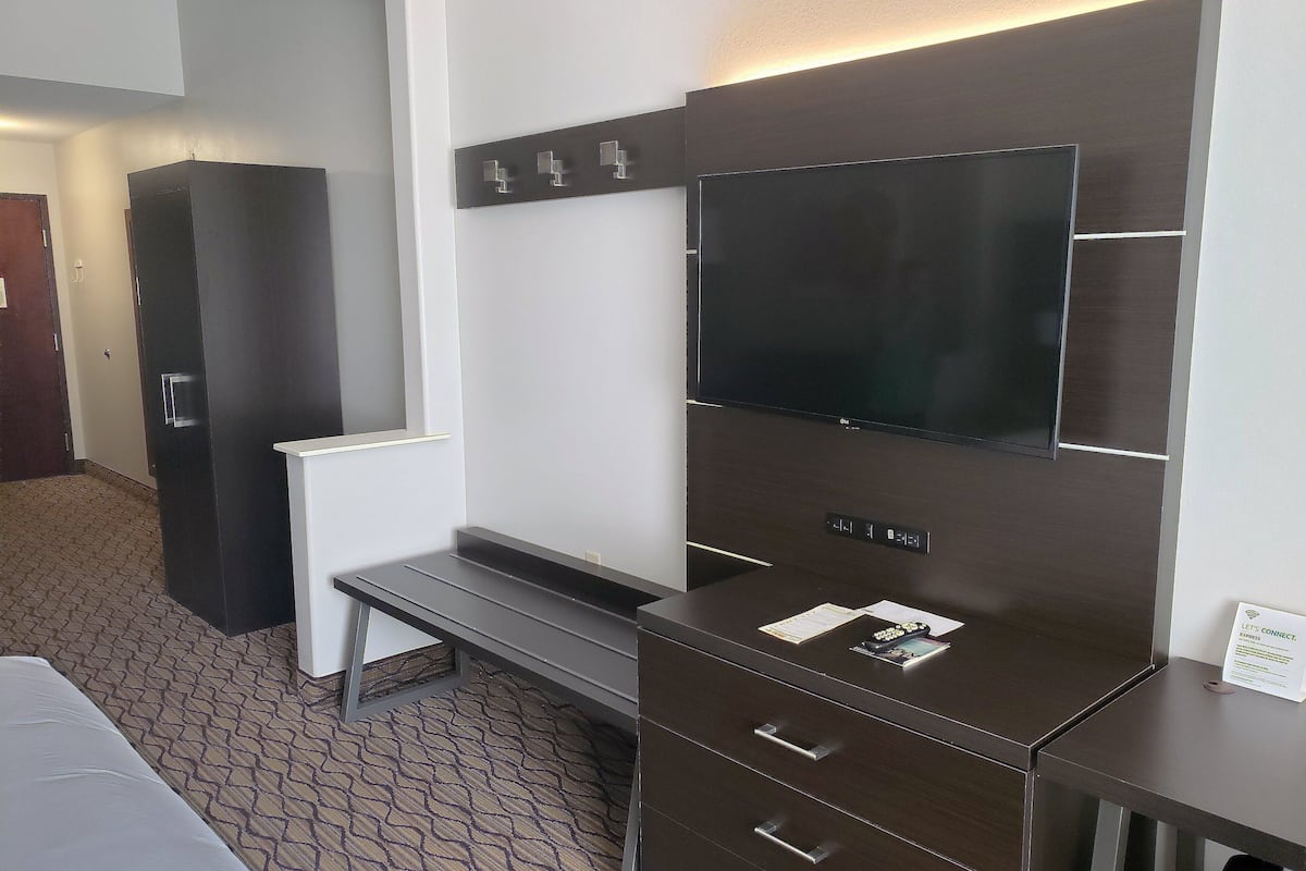 1 bedroom, down duvets, in-room safe, desk