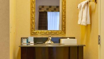 Combined shower/tub, free toiletries, hair dryer, towels