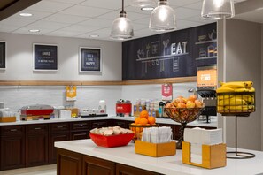 Free daily buffet breakfast  - Hampton Inn & Suites Sacramento-Airport-Natomas (Sacramento)