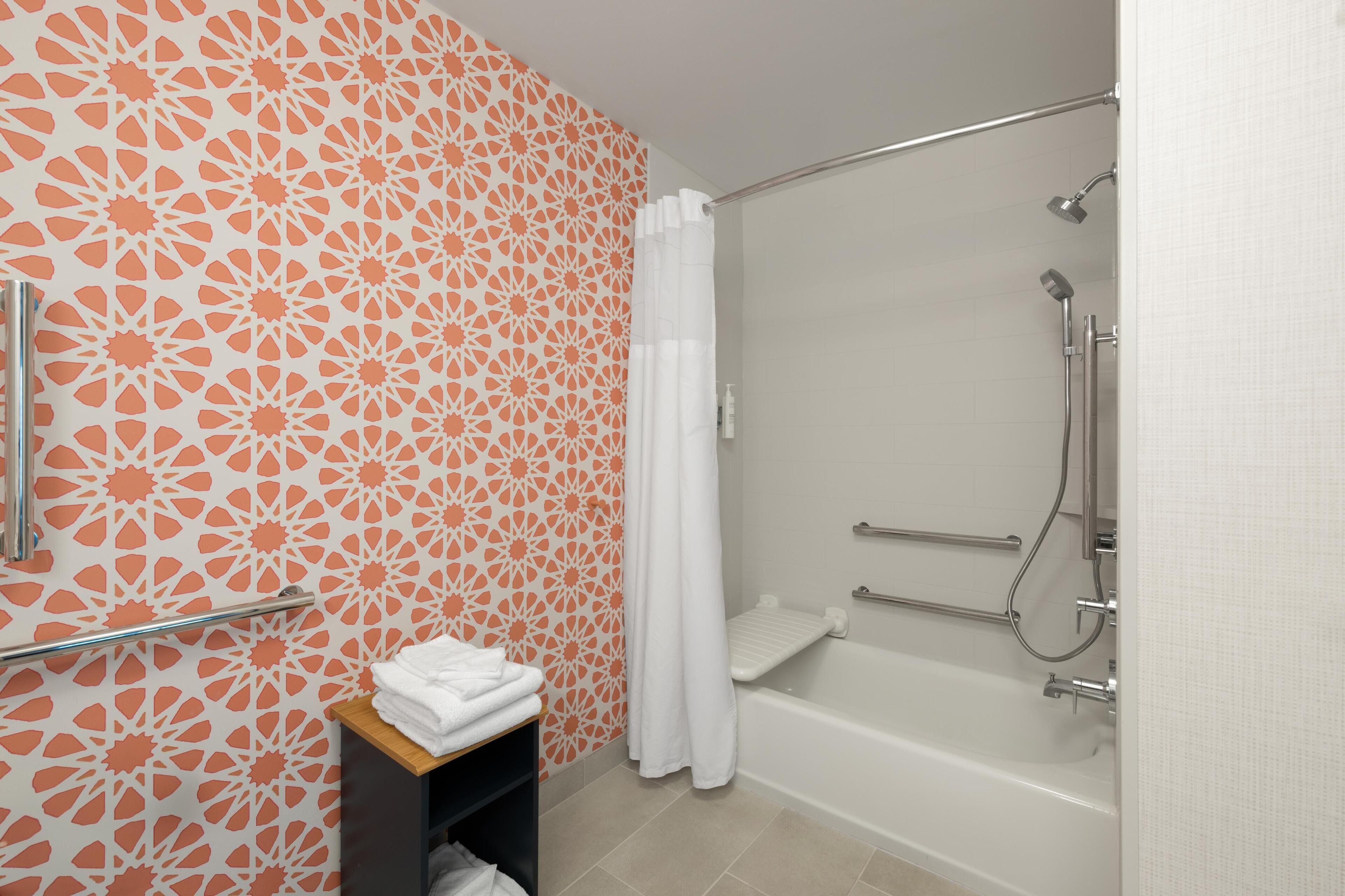 Combined shower/tub, free toiletries, hair dryer, towels