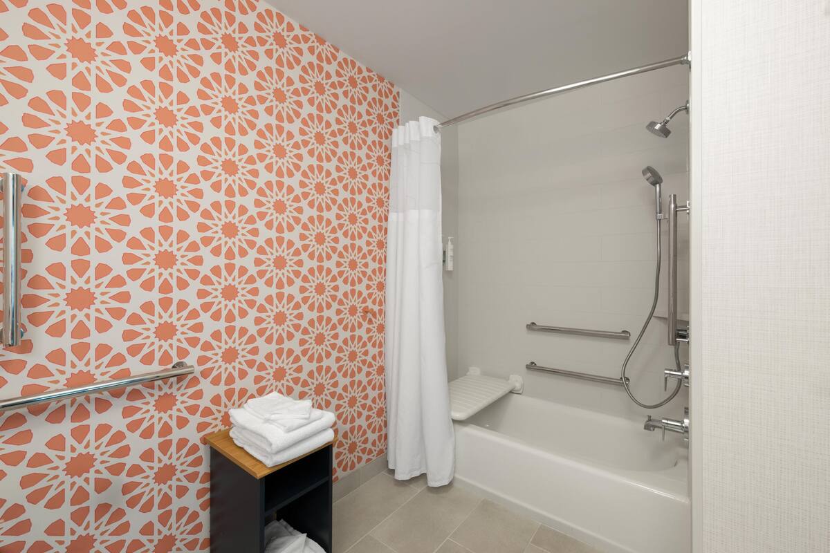 Combined shower/tub, free toiletries, hair dryer, towels
