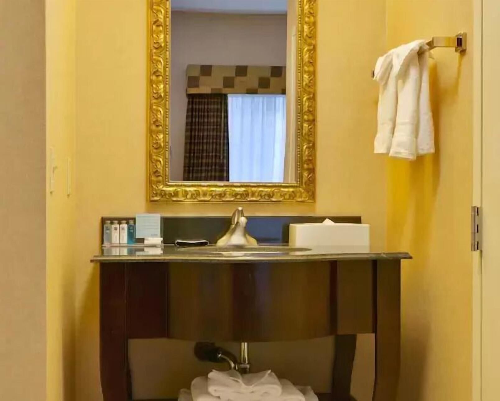 Bathroom | Combined shower/tub, free toiletries, hair dryer, towels