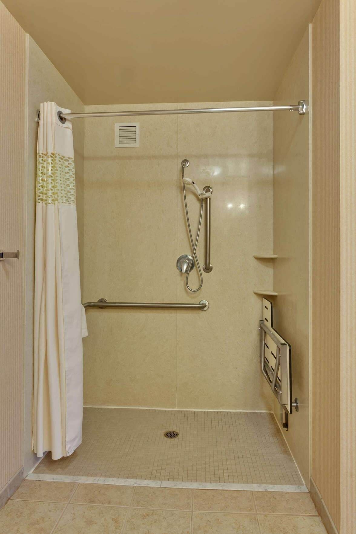 Bathroom | Combined shower/tub, free toiletries, hair dryer, towels