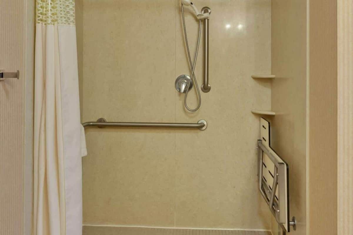 Bathroom | Combined shower/tub, free toiletries, hair dryer, towels