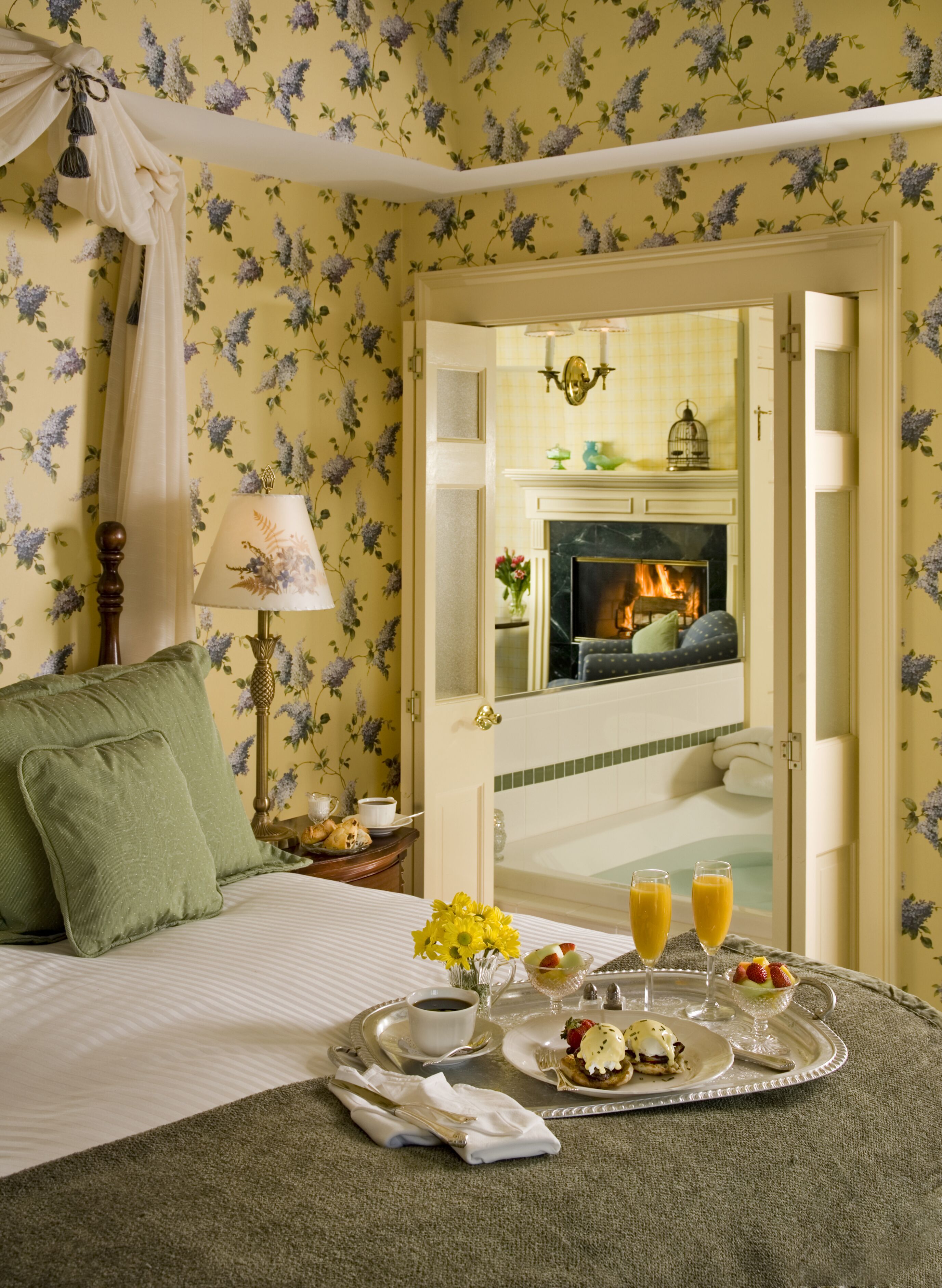 Deluxe Room, 1 King Bed | Premium bedding, individually decorated, individually furnished, desk