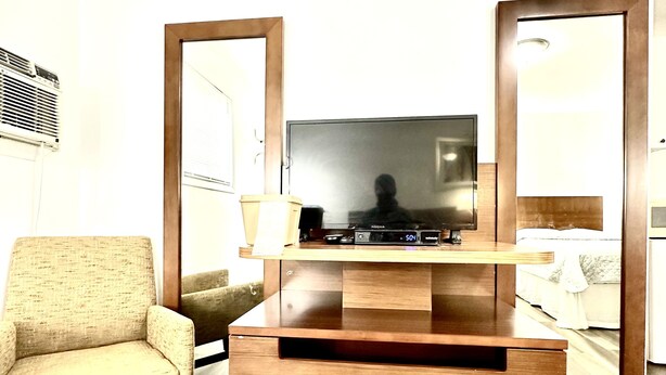 مساحة عمل للكمبيوتر المحمول وواي فاي مجانًا وملاءات أسرّة