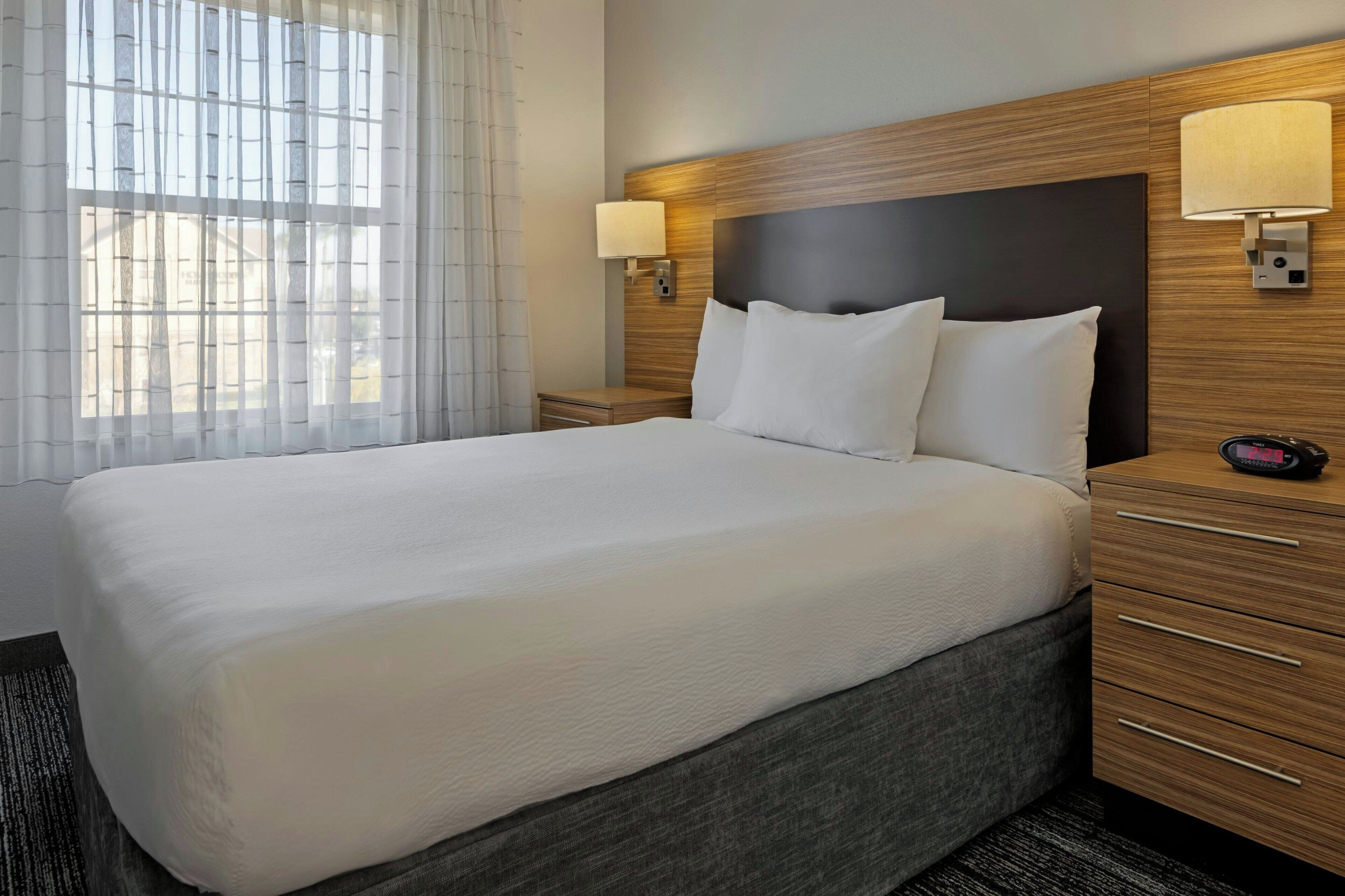 suite, 1 double bed, non smoking | premium bedding, in-room safe, desk, iron/ironing board