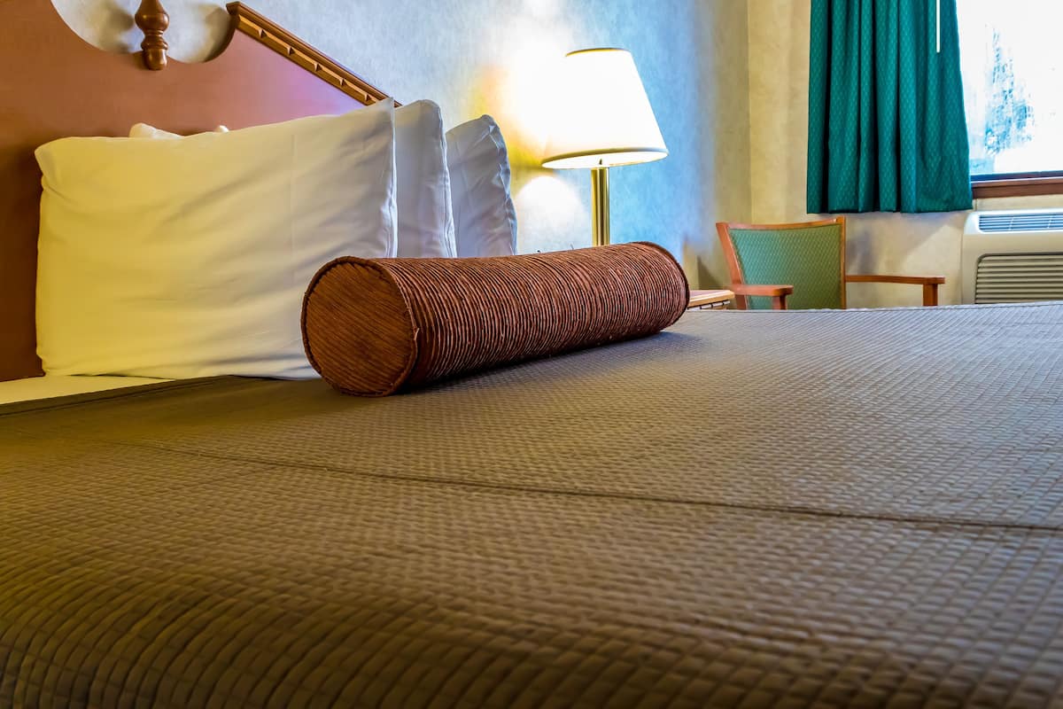 Standard King | Desk, iron/ironing board, free WiFi, bed sheets