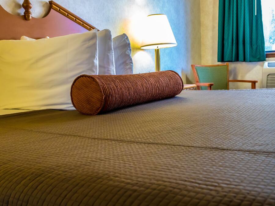 Standaard kamer | Een bureau, een strijkplank/strijkijzer, gratis wifi, beddengoed