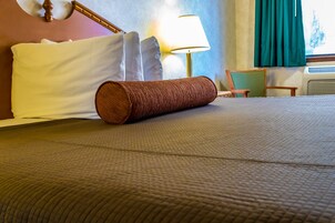 Escritorio, tabla de planchar con plancha, wifi gratis y ropa de cama 