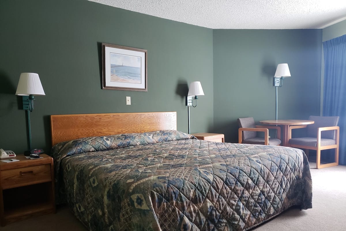 King Handicap Accessible with Harbor View | Free WiFi, bed sheets