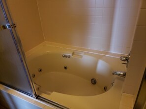 Deluxe Suite, 1 Queen Bed, Jetted Tub | Jetted tub - Harbor Lights Lodge (Kewaunee)