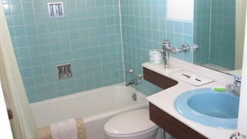 Suite, 1 King Bed and 1 Sleeper Sofa | Salle de bain | Ensemble douche/baignoire, baignoire relaxante profonde