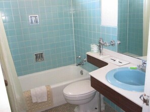 Suite, 1 King Bed and 1 Sleeper Sofa | Bathroom