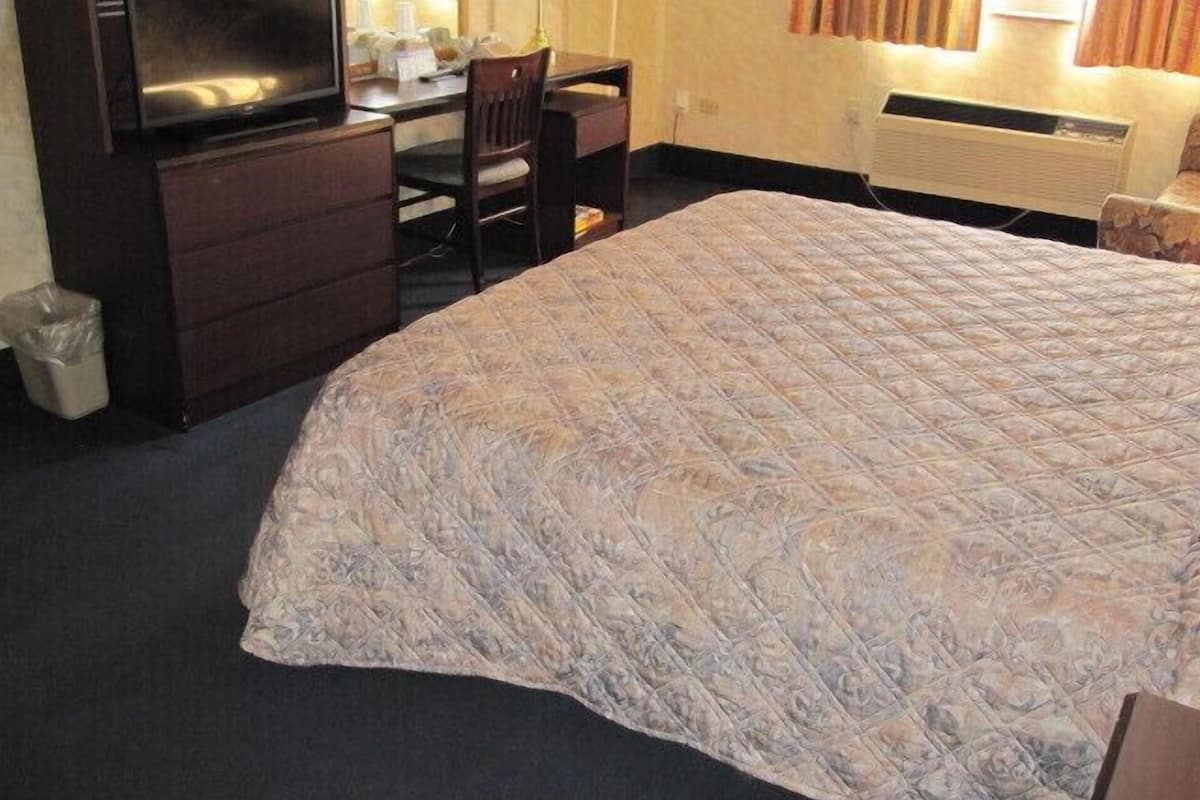 Family Room, 2 Bedrooms (1 King, 2 Twin Beds, 1 Sleeper Sofa) | Desk, cribs (surcharge), rollaway beds (surcharge), WiFi (free)